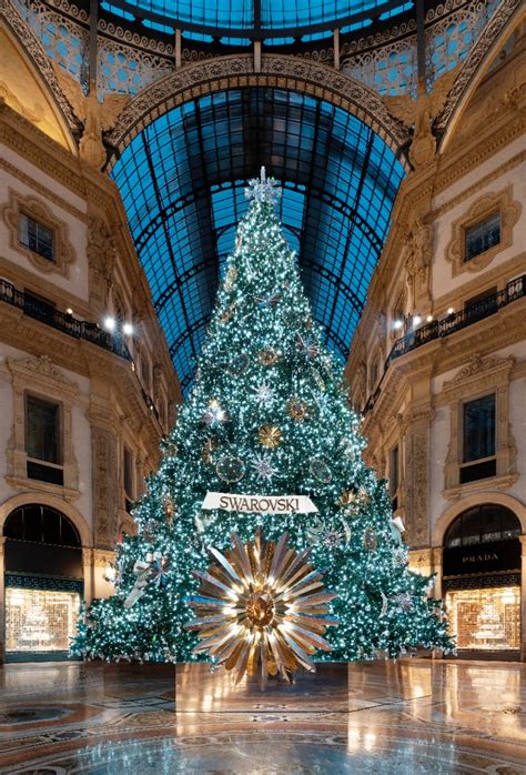 La Maison svela l’albero delle feste nella storica Galleria Vittorio 